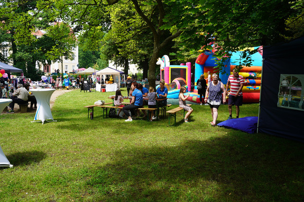 Gemütliches Treiben beim Flohmarkt im Vetschauer Schlosspark