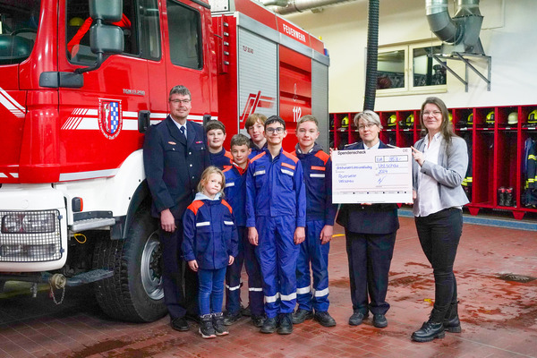 WIS übergibt Spendenscheck an die Jugendfeuerwehr Vetschau