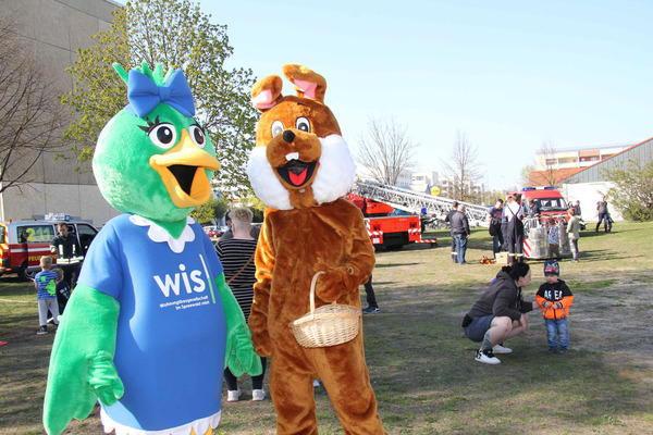 Die WIS-Ente Liesl und der Osterhase erfreuen beim Osterfest Lübbenau vor allem die Kinderherzen