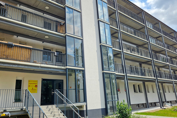 Ein Aufzug ist bald für die Bewohner nutzbar, in der Heine-Straße 23-25 in Vetschau, aktuell saniert die WIS Spreewald hier