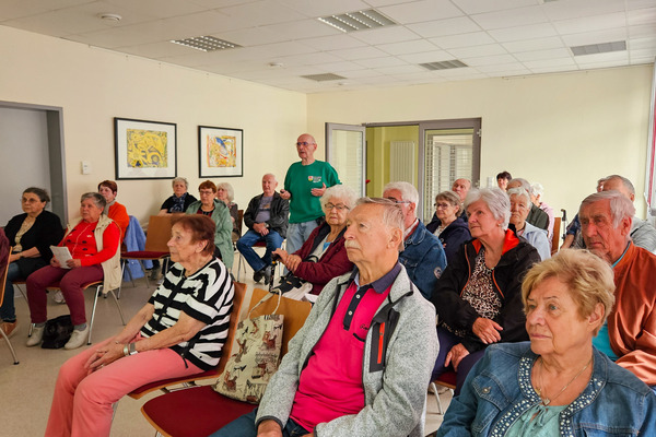 Aufmerksam lauschen die Zuhörer den Tipps bei der Verkehrsteilnehmerschulung im Haus der Harmonie - ein Angebot des WIS Seniorenprogramms