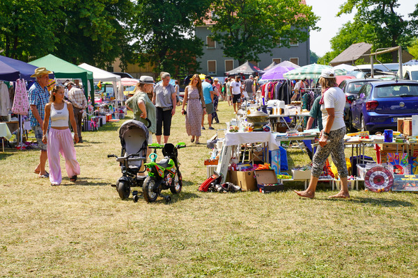Gemütlich schlenderten die Besucher über den Flohmarkt der WIS Spreewald in Vetschau