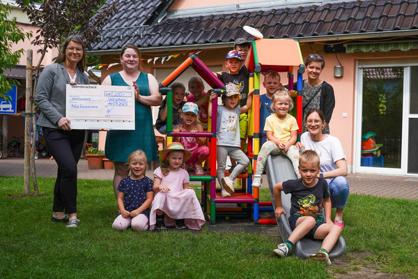 WIS Spreewald übergibt einen Spendenscheck an die Kita Zauberland in Vetschau