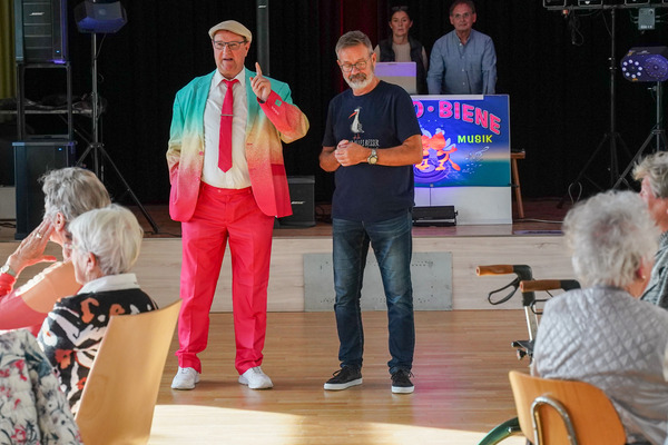 Zwei Herren der GurkenSpätlese Lübbenau zeigen einen Sketch beim Herbstfest der WIS Spreewald