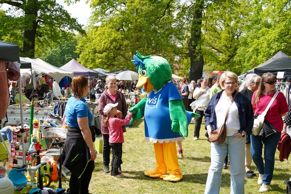 Das WIS-Maskottchen Liesl war beim Flohmarkt Altdöbern ebenfalls dabei