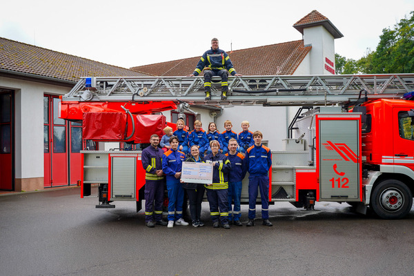Die WIS Spreewald überreichte Spendenscheck an die Jugendfeuerwehr Vetschau